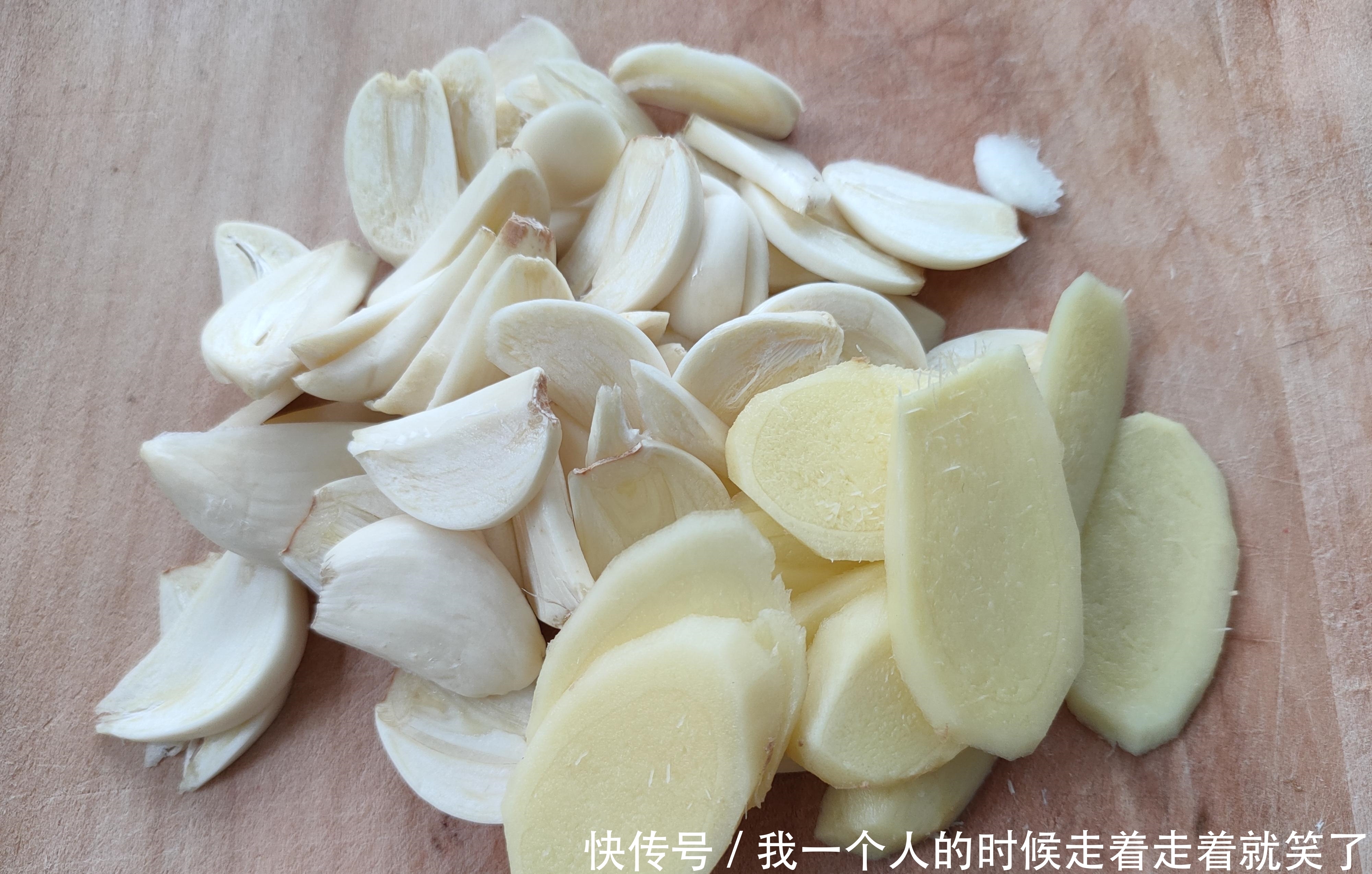 腌黄瓜咸菜时,切忌直接倒盐,牢记2个步骤,小咸菜脆口易保存