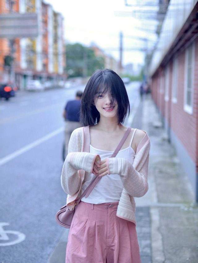 美甲|想提升气质,穿衣不用太复杂,紫色西服+西裤简约干练,超好看