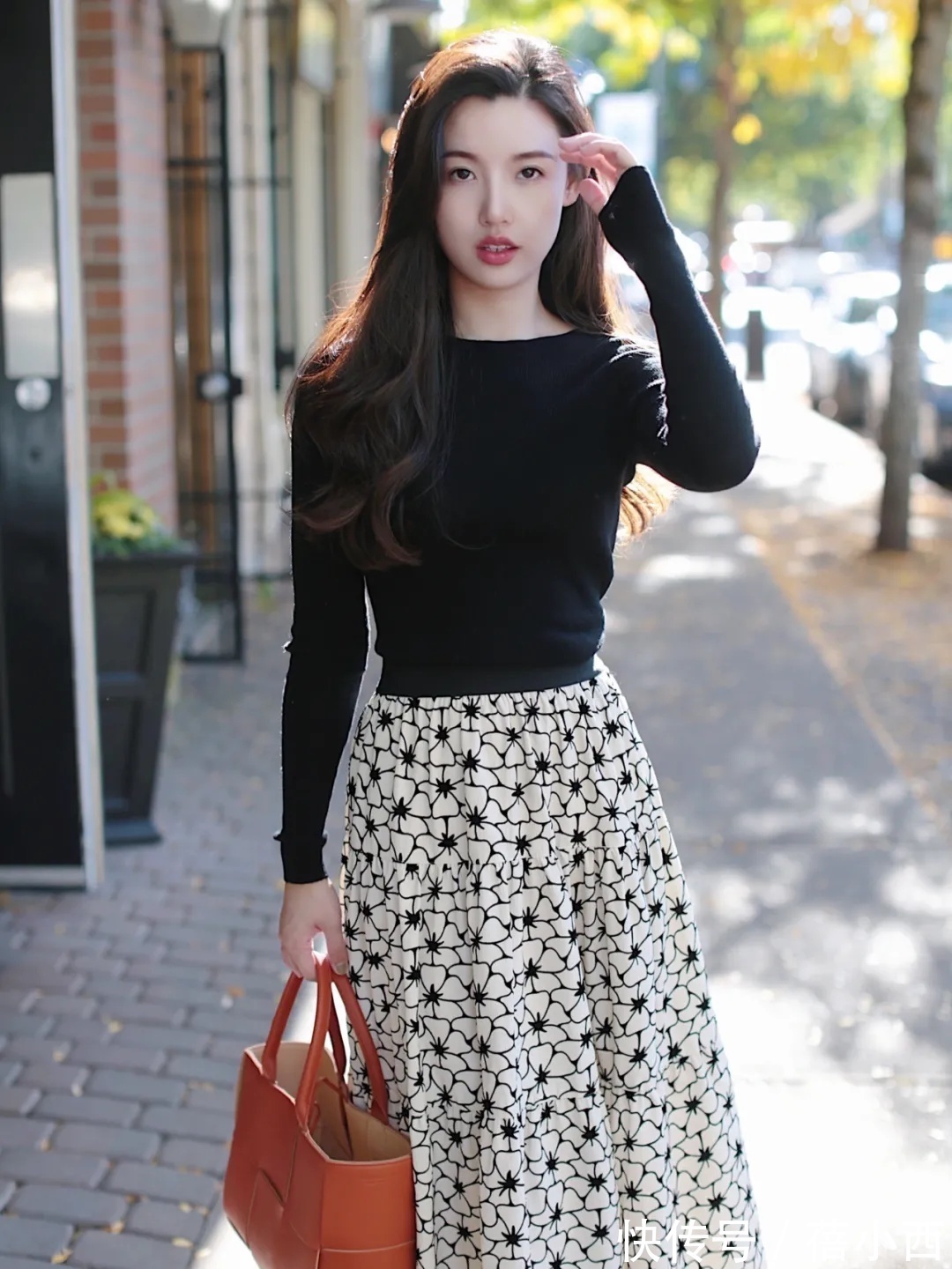 小姐姐|秋天建议30+女性多穿“黑色针织衫”,搭配半身裙,优雅到骨子里