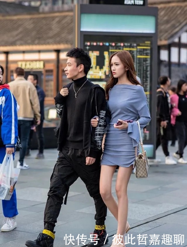 路人街拍,淡咖啡色衬衫搭配破洞牛仔裤,更显飘逸灵动