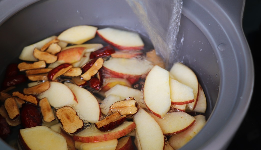 养生汤|女人夜里睡不着觉,93岁老奶奶告诉一个配方,一个苹果解决了问题