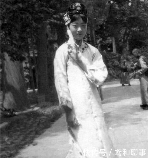 侍卫|清朝最后一位皇后，出轨侍卫生下子女，死后乱葬岗尸骨无存