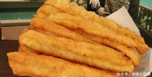 做法|炸油条用酵母还是泡打粉?老师傅:都不对,这才是正确做法