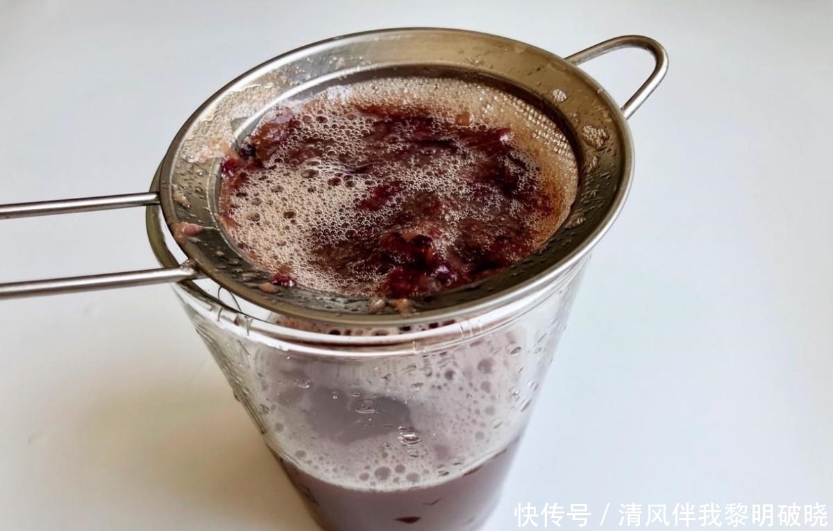 喜欢吃果冻不用花钱买,自己在家就能做,没有添加更健康