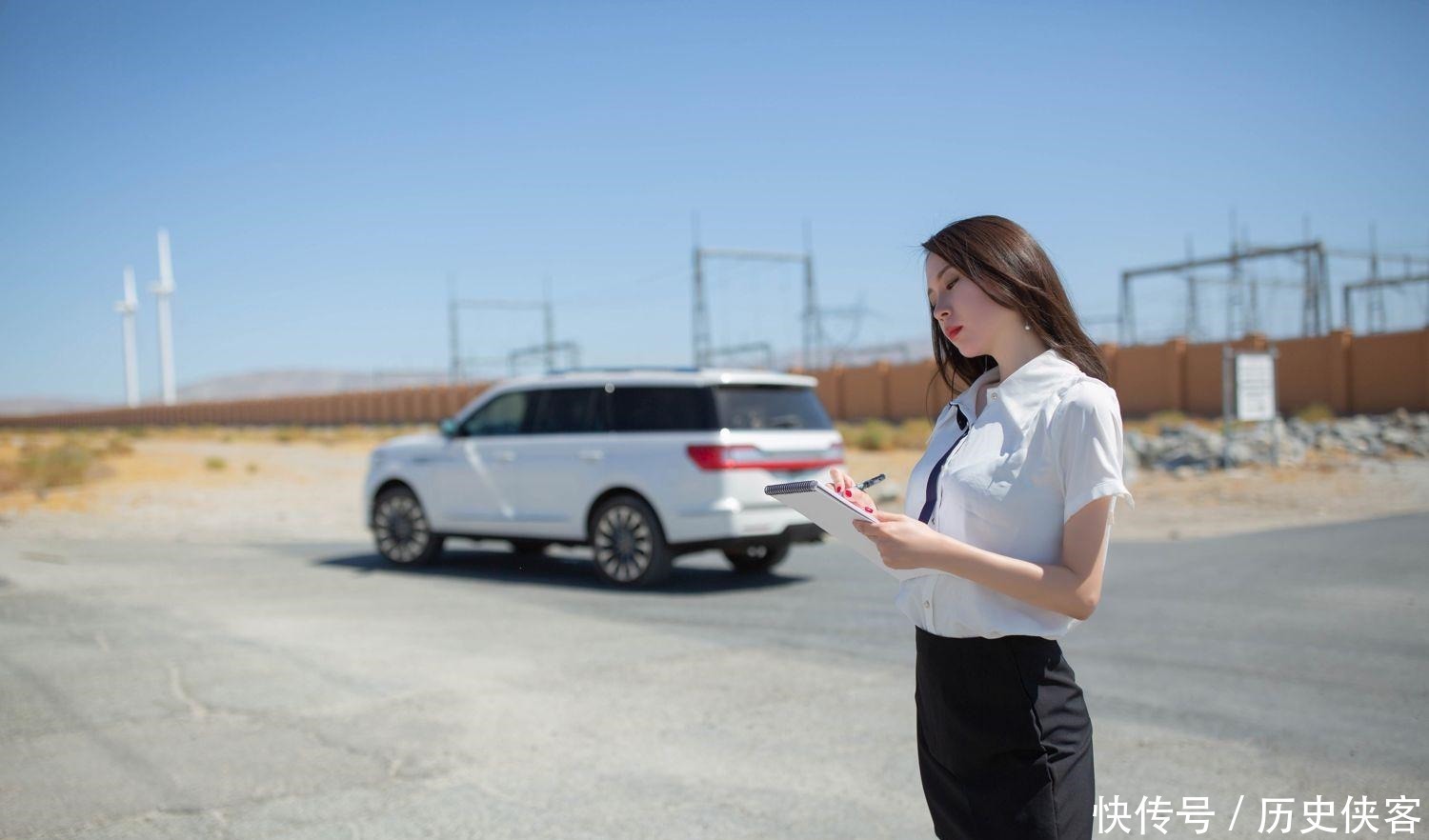 时髦女销售业绩非常好,时尚的穿搭是她的秘密武器