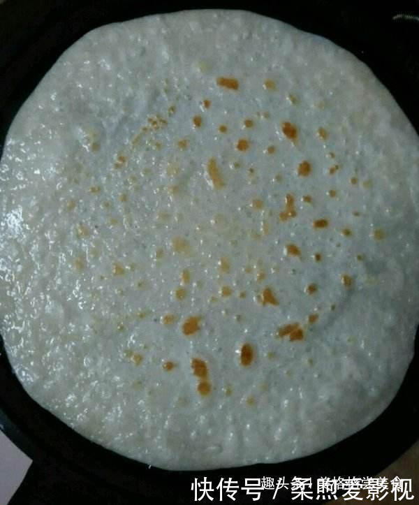 做烙饼的时|做烙饼时,和面用的“水”很重要,只有用对水,烙饼松软还分层!