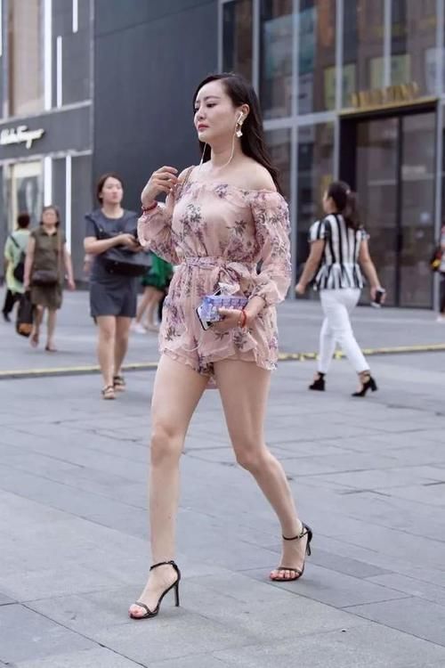 一字领印花连衣裙,搭配黑色一字带高跟凉鞋,穿出时尚靓丽的风采
