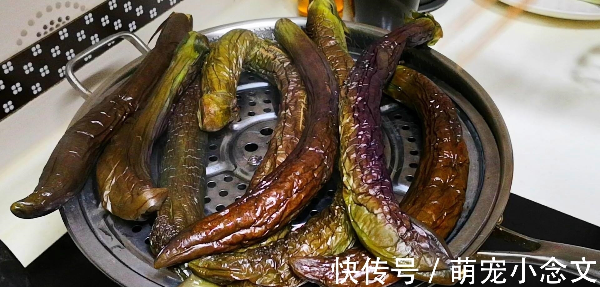 入秋后,遇到此菜我从不手软,5块钱买10斤,腌好后冬天吃特香!