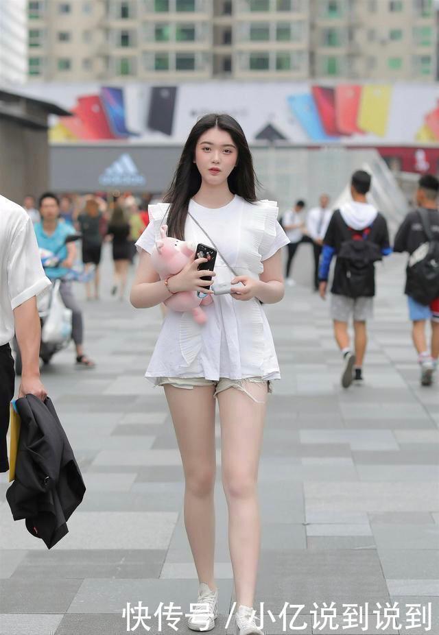 简约大方又时髦的小香风,搭配牛仔短裤,尽情绽放青春靓丽的气息