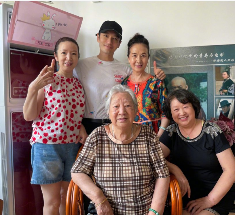 海绵|黄晓明带儿子回青岛看家人,angelababy依然缺席,婚姻状态是个谜