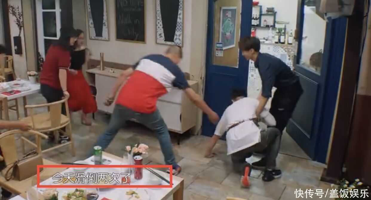 苏有朋|太危险！《中餐厅》多位艺人摔倒，棚顶突然坍塌，安全问题引争议