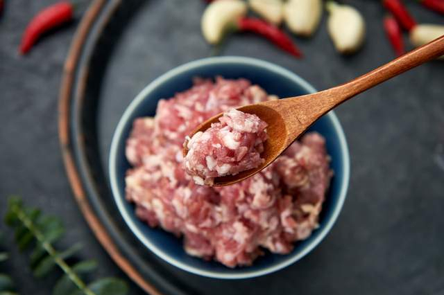 调肉馅,先放油还是先放盐大厨分享正确做法,肉馅鲜美又多汁