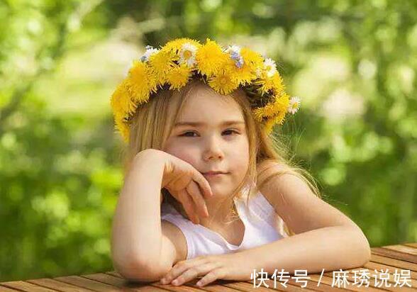 宝宝|宝宝拽住产科医生不撒手,众人看后笑喷,网友小家伙脾气还挺大