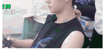 撩人|王一博無袖T太撩人了，隨便一扭都好好看啊，王一博最帥！