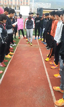 |搞笑GIF:当时妹子就急哭了 再也不穿裙子玩单杠了