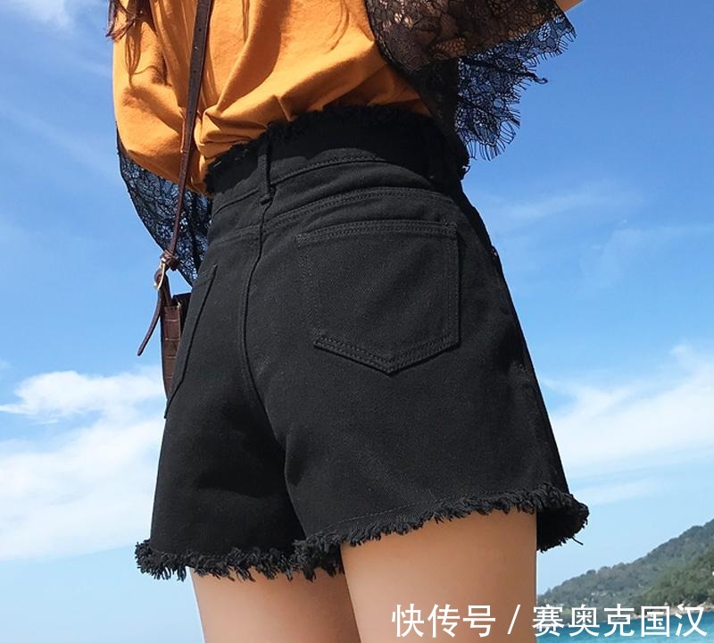 身姿|姑娘就别乱搭配了,当下正流行的牛仔短裤,显瘦又时尚