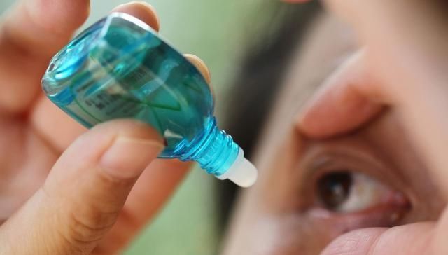 滴入|儿子把502胶水滴入眼里,爸爸的紧急处理方式,医生称赞有常识