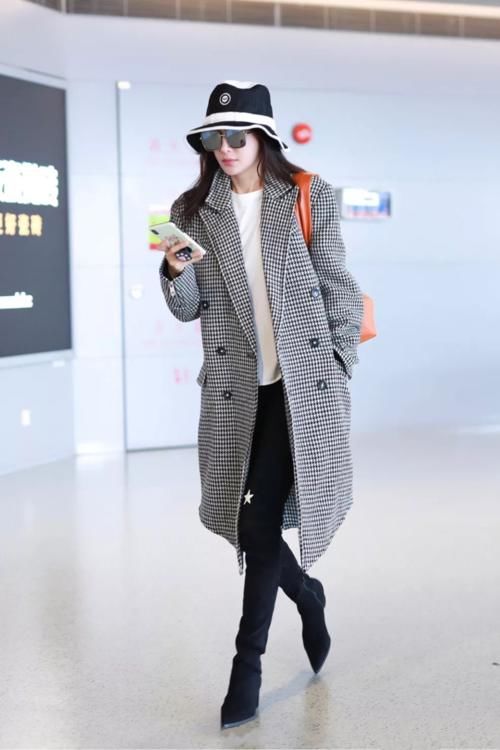 格纹大衣怎么穿才不老气？试试这四组搭配方案，打造出复古优雅感