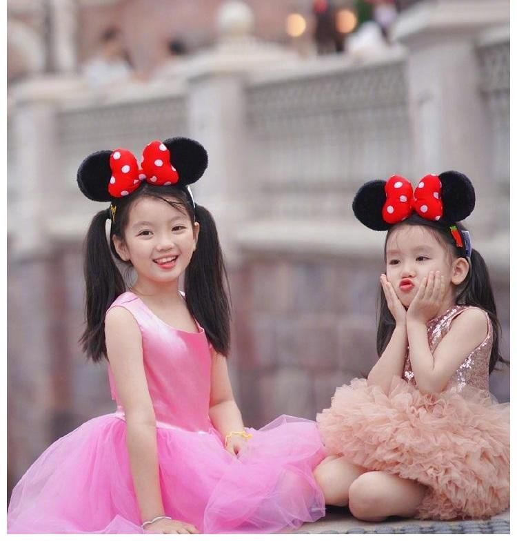 面對鏡頭|9歲的阿拉蕾曬近照，與妹妹同框合影好可愛，姐妹倆像共用一張臉