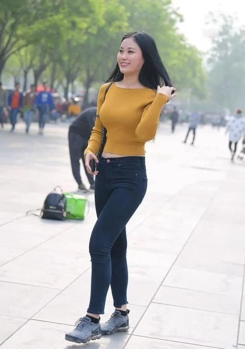 少女|牛仔裤搭配明黄针织衫，温暖而阳光，营造出明亮少女的感觉