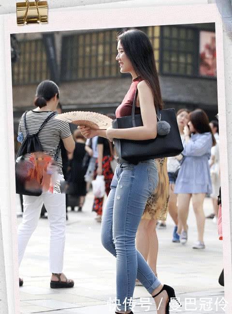 牛仔裤使整个人看上去更加优雅大方,时尚百搭,青春活力十足