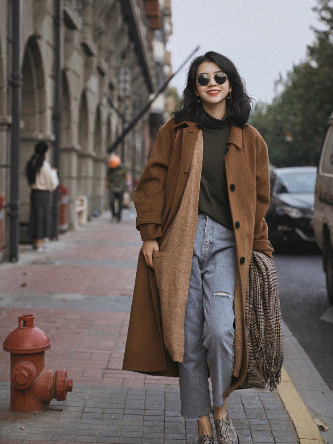 穿搭|秋冬买大衣,尽量减少黑白灰,这几种颜色更高级,衬托肤色显白