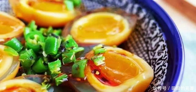 饭店大厨,皮蛋特别好吃,原来是这样切的,不沾刀,不散花