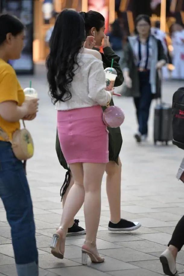 小姐姐一条半身短裙加入了绑带的元素,具备了轻盈透气的效果