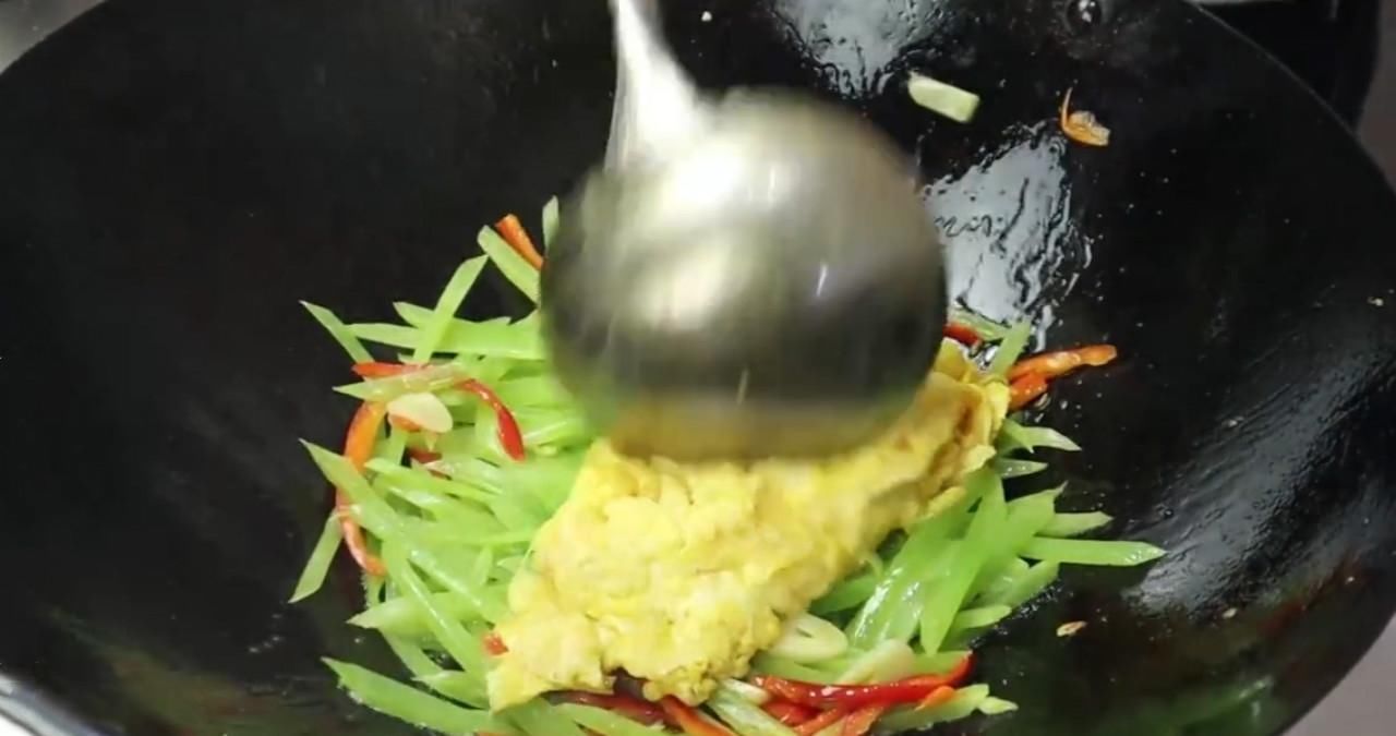 孩子|莴笋下饭的做法,我家三天两头就做,孩子每次都吃光,太香了