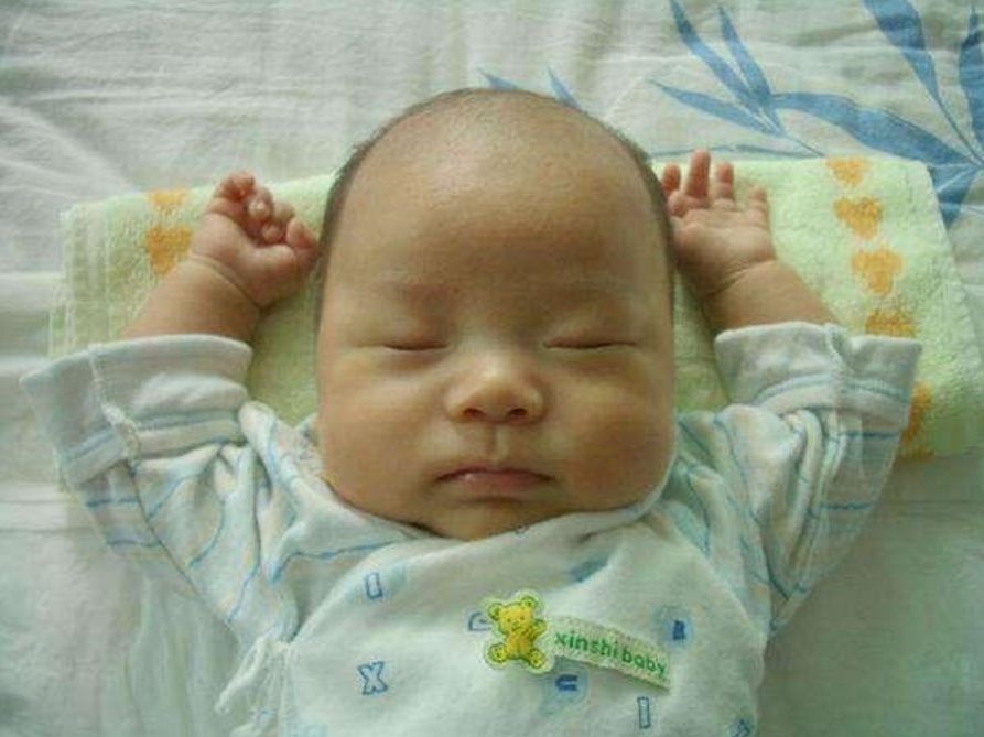 为什么宝宝睡觉都保持这个姿势？家长不要着急，这很正常