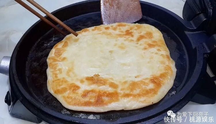 烙饼这么做太香了，开水一烫，张张柔软又劲道，学会天天不起早