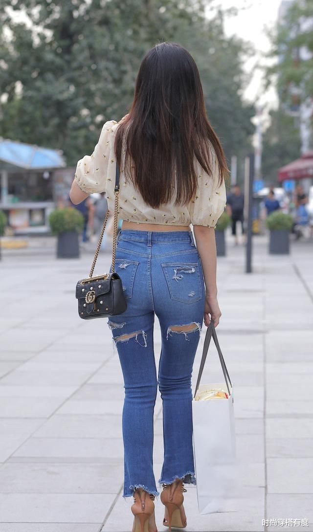 时尚小姐姐牛仔裤裤精致迷人，穿起来更轻松，花样百出