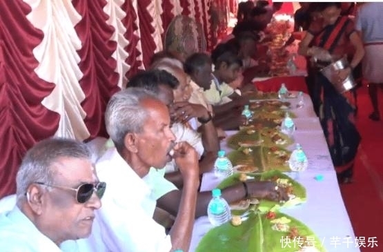 吃法|带你走进真实的印度,当地人如何吃婚宴的,场面很大,吃法很搞笑