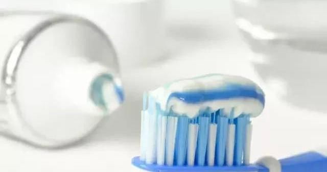 把牙膏挤一点抹在脚趾上,看完你会感谢我的,不知道的人太多了