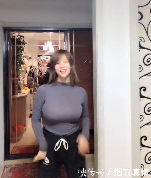 普通T恤,微胖美女穿出显瘦效果,冬季依然很美!