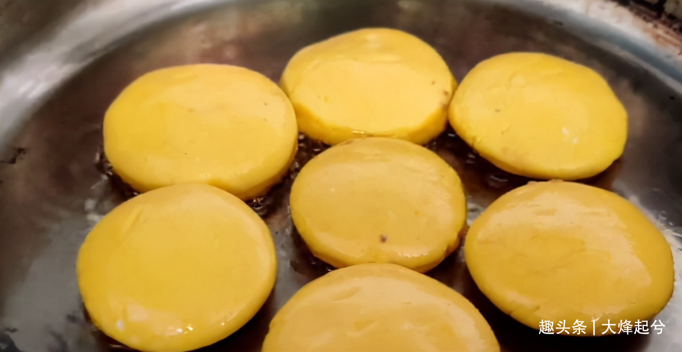 南瓜饼的家常做法，口感软糯香甜，简单易学，早餐给孩子吃