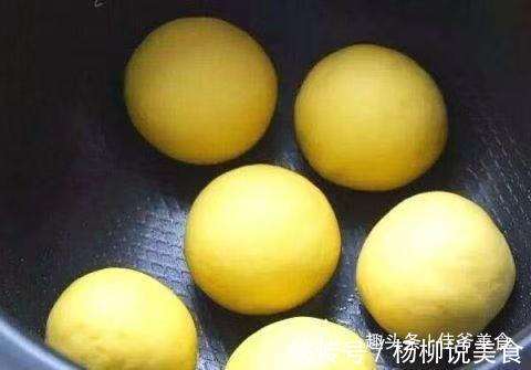 一碗玉米面，3个鸡蛋，不用烤箱也能做出香甜暄软的面包，超好吃