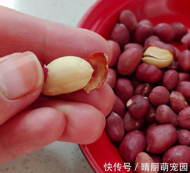 酥脆|花生米不用炒，用盐水泡一泡，比炒得好吃，鲜香酥脆，越吃越过瘾