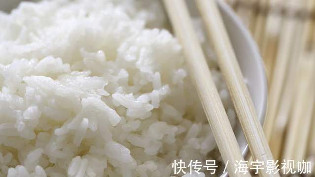 蒸米饭只加水是不行的，掌握4个诀窍，米饭香甜松软，粒粒分明