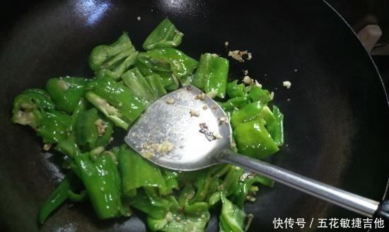 这样，青椒，好吃却不辣，孩子们很喜欢，每次上桌都要吃