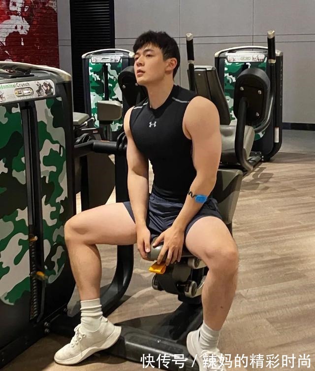 马秀|健身房抓拍的运动帅哥，大长腿有点粗壮哦！
