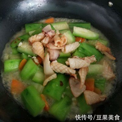道家常干鱿鱼炒丝瓜|这道家常干鱿鱼炒丝瓜简单快手，超下饭