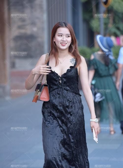 连衣裙|像“塑料”做的长裙,穿在身上还能反光,气质的不要不要的