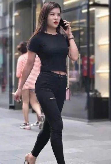 曲线|牛仔裤表现出迷人的身体曲线,表现出女性高挑的气质