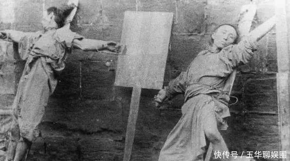 老照片|老照片:两名犯人被钉在木架上等死,强奸犯挂着牌子游街