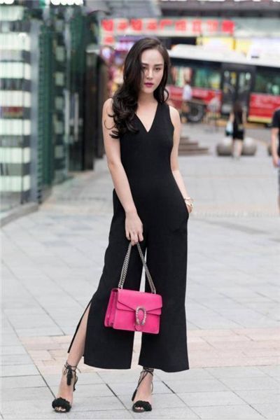 街拍:气质优雅的时尚辣妈,黑色的碎花长裙美丽大方