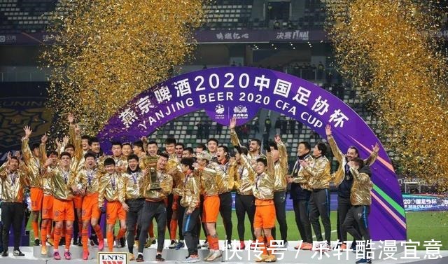 海港|山东泰山勇夺双冠王的背后,明面是郝伟换人的神奇,实则另有其因