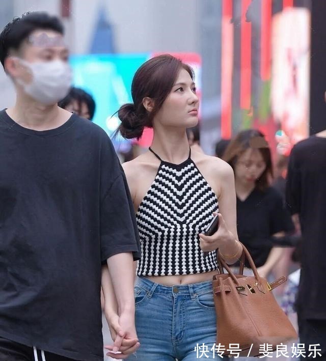 面料 浅卡其色纽扣针织衫搭蓝色打底裤,很时尚又个性,特别显气质!