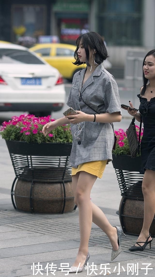 路人街拍,小姐姐穿着一件红色的一字肩上衣,十分的有魅力