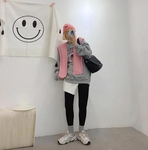 今年春天，卫衣叠穿不再流行，外搭“小披肩”才是正确打开方式